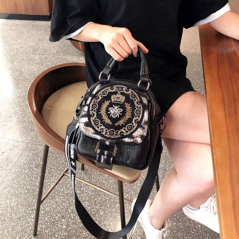 Net red shoulder bag female 2022 new trendy fashion Korean version small backpack genuine leather all-match western style messenger bag cowhide
