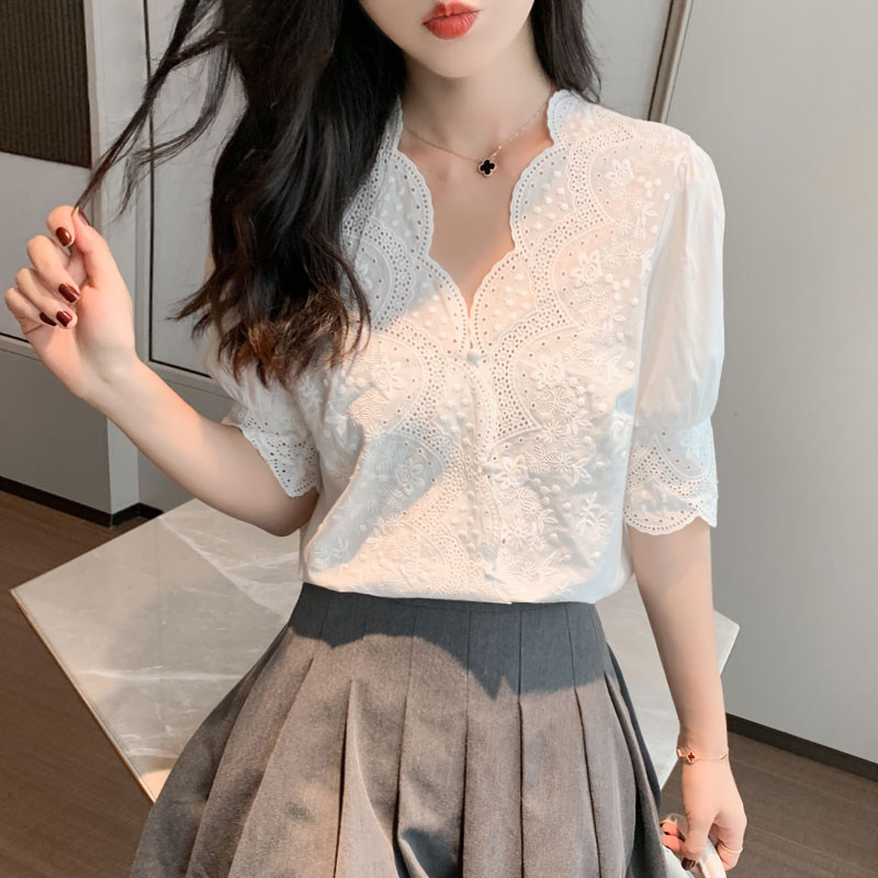 Europe station white shirt female summer snow spinning loose 2022 new fashion temperament V lead lace short sleeve blouses
