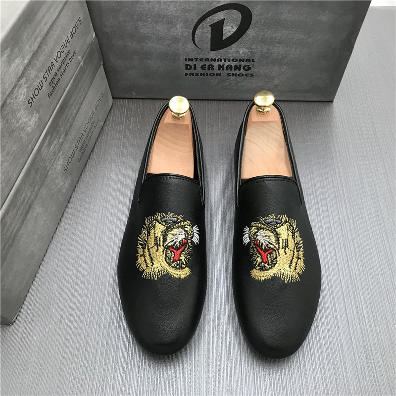 Người đàn ông nhanh tay màu đỏ Zhao Yixuan nhãn hiệu Qi Qi với đôi giày tinh thần xã hội đen Giày nam phiên bản Hàn Quốc của giày đế thấp giày the thao năm 2021