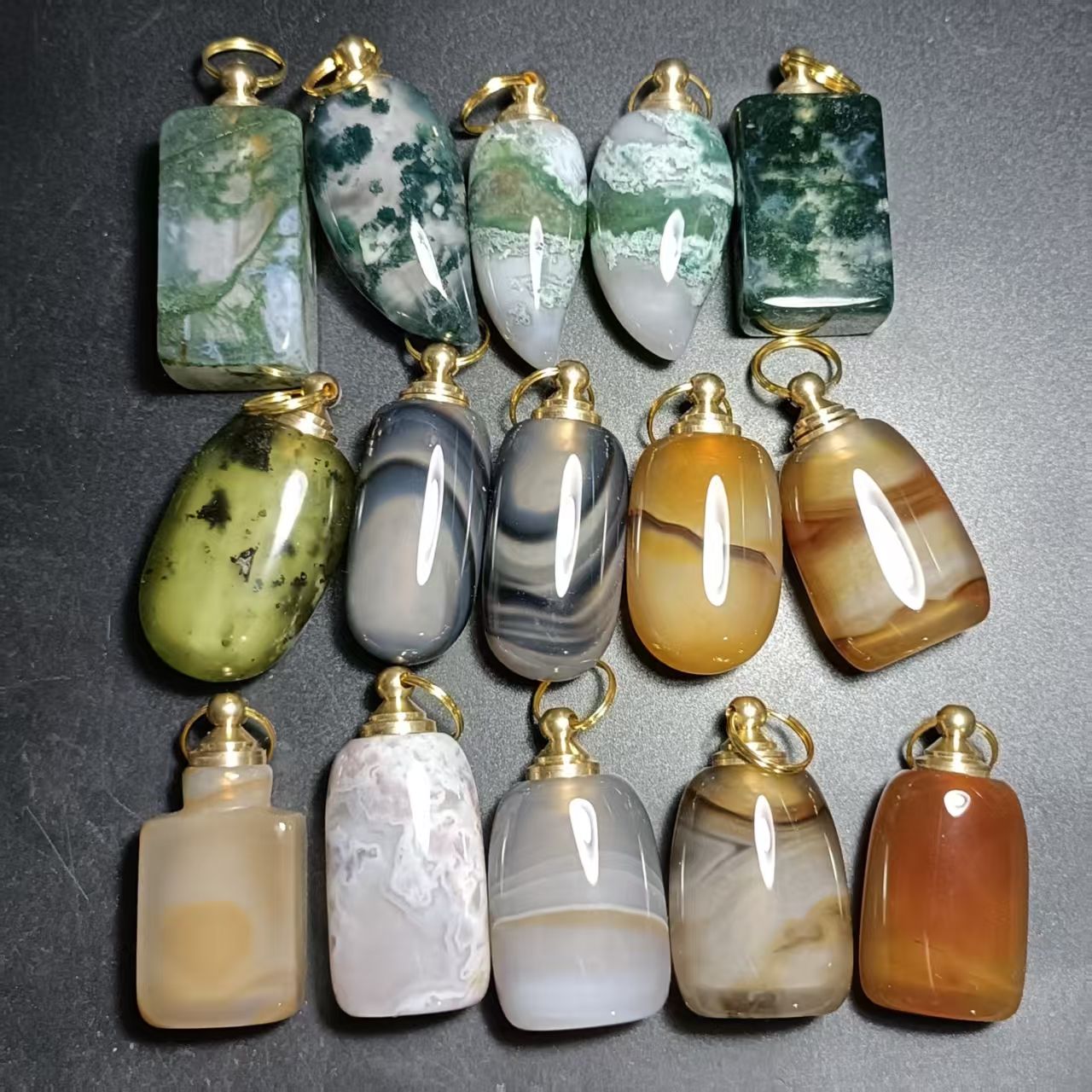 瑪瑙の嗅ぎタバコ瓶ペンダントには、香水、エッセンシャルオイル、辰砂を入れることができます。