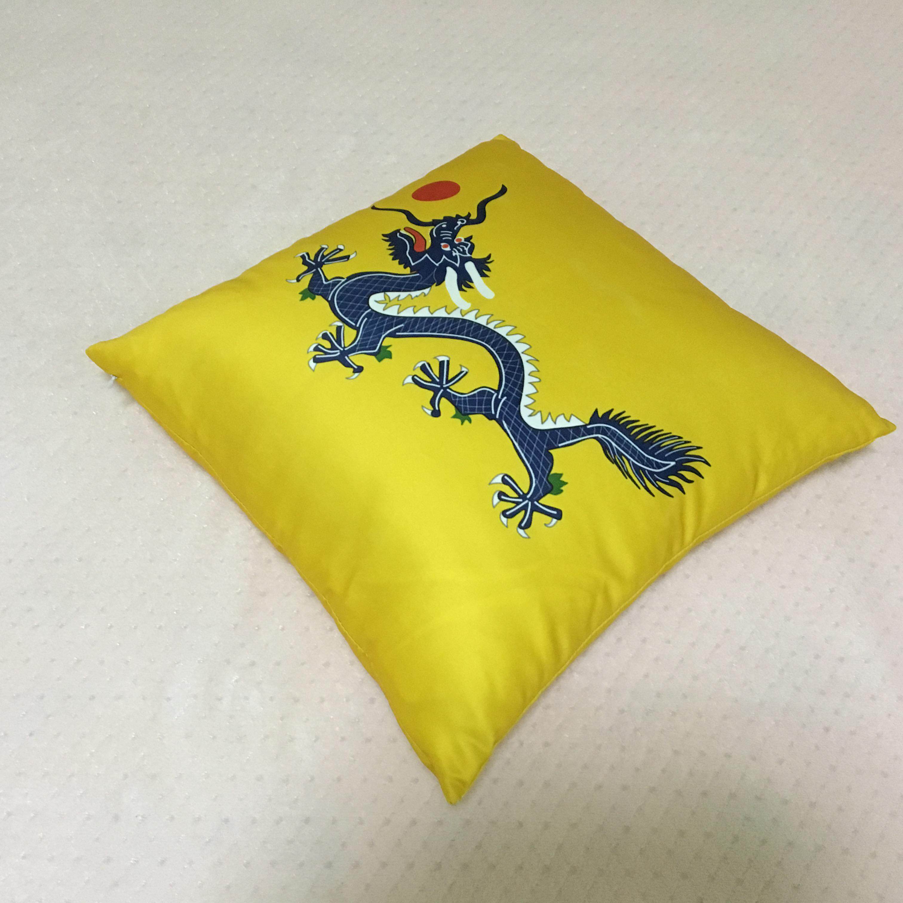 Holding Pillow Cushions Guys to sleep Qing Dynasty National Flags Retro Yellow Dragon Flag Silk Satin Palace Ting Living Room Leaning on pillows 