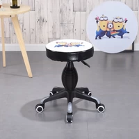 Желтые маленькие желтые люди с большими пластиковыми пластиковыми ногами скользкие ноги скользкие