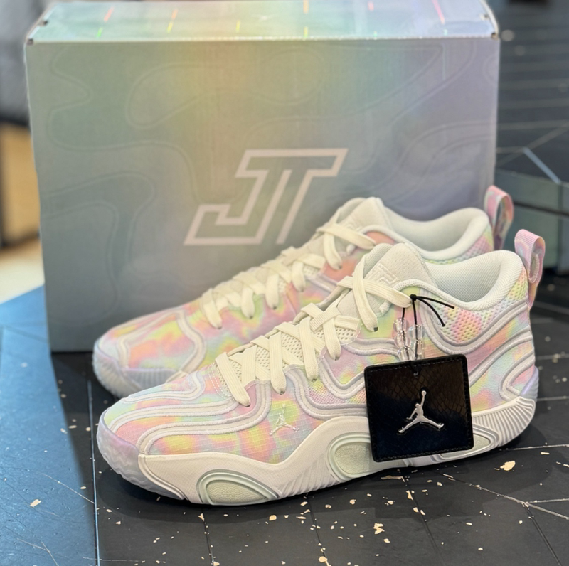 Nike Tatum 3 Comfortable and Versatile Sports Training Mid-Top Basketball Shoes for Men in White and Pink