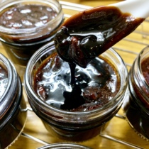 The 250g actual glass bottle of black sugar ginger jujube paste is half two bottles