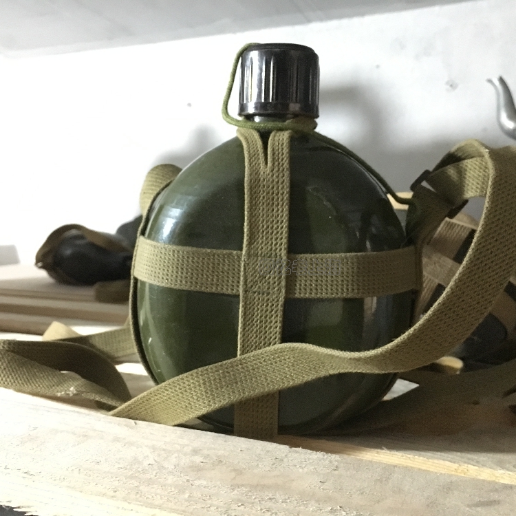 Old Army Green Kettle Old Objects Nostalgic Objects Aluminum Water Bottle 708090 Retro Decorations Props Ornaments