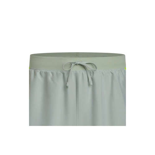 И официальный официальный UA запустить два -дюймовые спортивные шорты 1382641