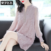 Autumn and winter light-cooked wines mm loose large code long sleeves nail beads Bright Sheet Lace splicing streaming Su feathery dress women