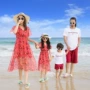 Du lịch hè du lịch gia đình cha mẹ-con mẹ và con gái váy đỏ nửa tay áo voan gia đình ba cha con áo gia đình