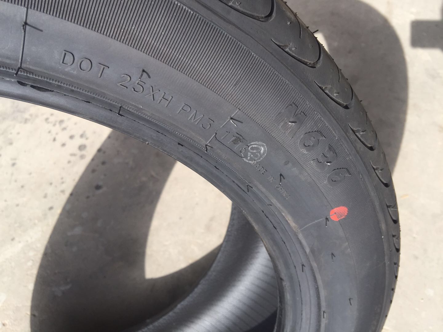 Lốp chống cháy nổ 245 / 45R18 Buick Regal Jun Yuejun Lốp chống cháy nổ 245 / 45R18 hoàn toàn mới lốp xe ô tô dunlop