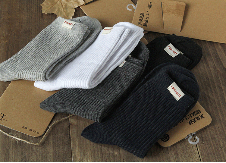Mùa thu và mùa đông cotton trong ống vớ thấm hút mồ hôi, vớ màu rắn để gửi quà tặng thân mật cho nam giới có thể được sử dụng như một tuần tất lót bông 