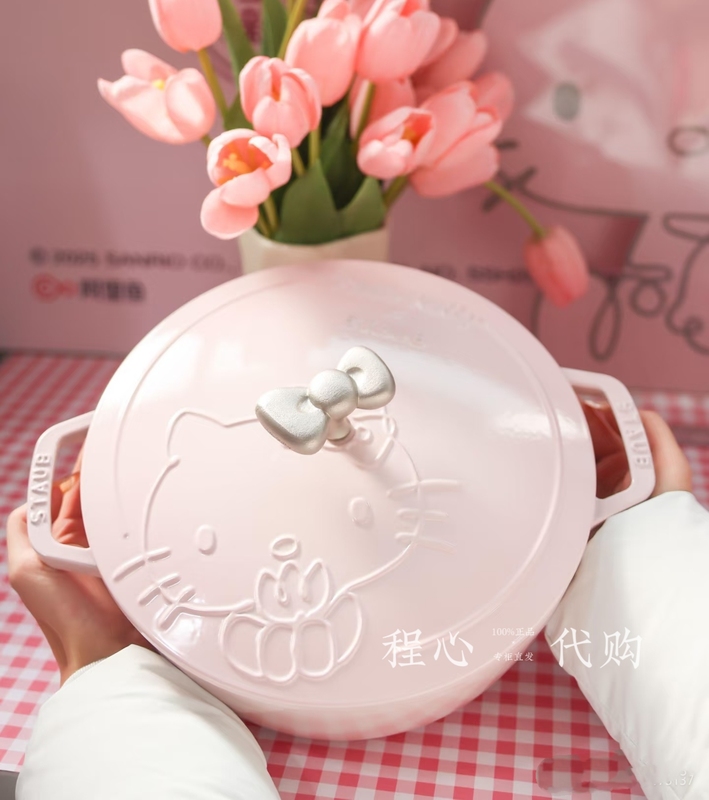 【Direct from the Store】Authentic Staub Hello Kitty Enamel 20/24cm Cast Iron Stew Pot