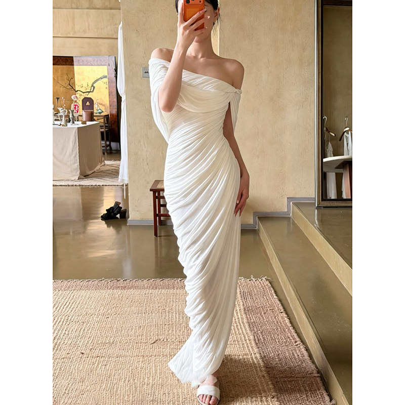 Elegant and Slim-Fitting One-Shoulder Dress with Ruched Details and Draped Design, Perfect for Summer Elegant and Slim-Fitting One-Shoulder Dress with Ruched Details and Draped Design, Perfect for Summer
