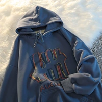 Синий не добавляет бархату пружины и осенних моделей