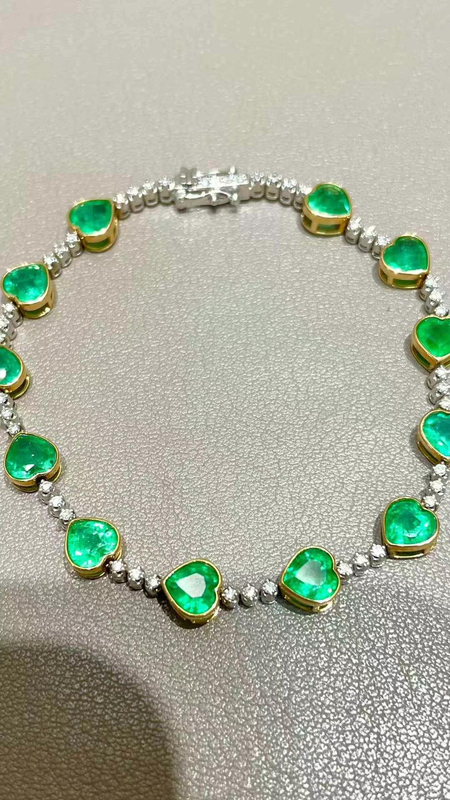 6 Carat Heart-Shaped Faceted Emerald Bracelet, 18K Gold with Diamonds, Fresh and Vibrant Green Color, High-End Beauty
