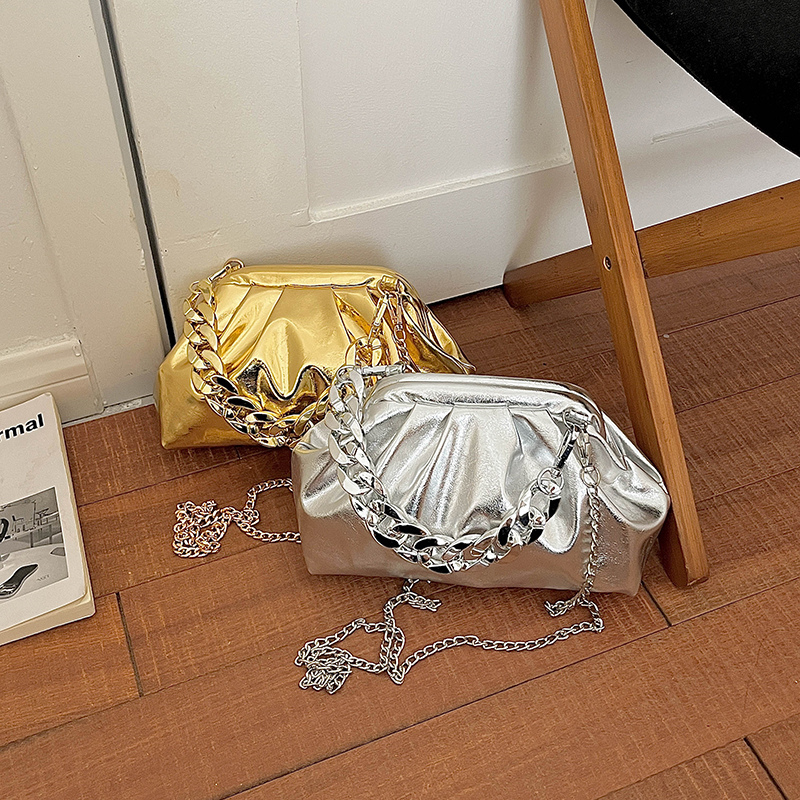 Silver Glossy Pleated Cloud Bag for Women, High-End Thick Chain Clip Bag, Versatile Evening Crossbody Gold Clutch Bag Silver Glossy Pleated Cloud Bag for Women, High-End Thick Chain Clip Bag, Versatile Evening Crossbody Gold Clutch Bag