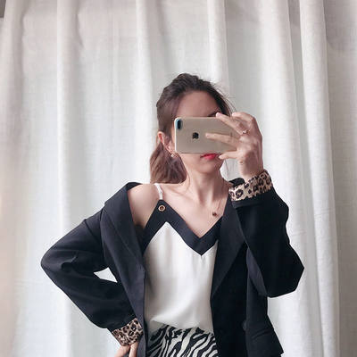 A plus-size vest for a woman and a plump girl. The loose halter top is versatile and slimming. A V-neck shirt with a chiffon base layer weighs 200 pounds