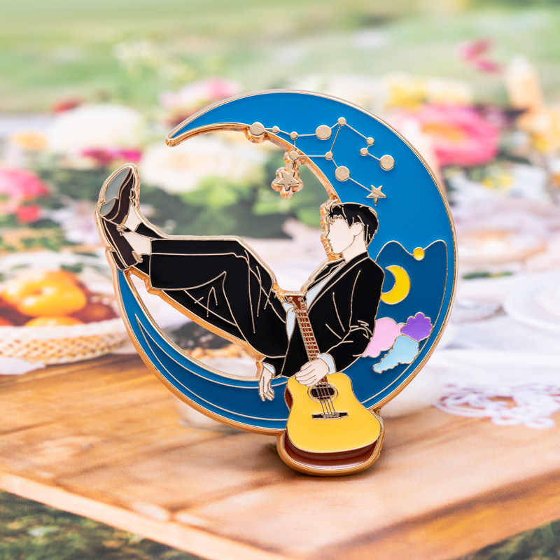 Wang Junkai around the sound of the sound of the moon metal badge TFBOYS the same jewelry brooch pendant endorsement birthday gift