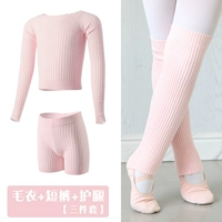 Розовый свитер, гетры, шорты