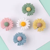 Универсальные пуговицы Daisy привязывает рубашку и одежду, чтобы предотвратить легкую пряжку.