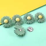 Универсальные пуговицы Daisy привязывает рубашку и одежду, чтобы предотвратить легкую пряжку.