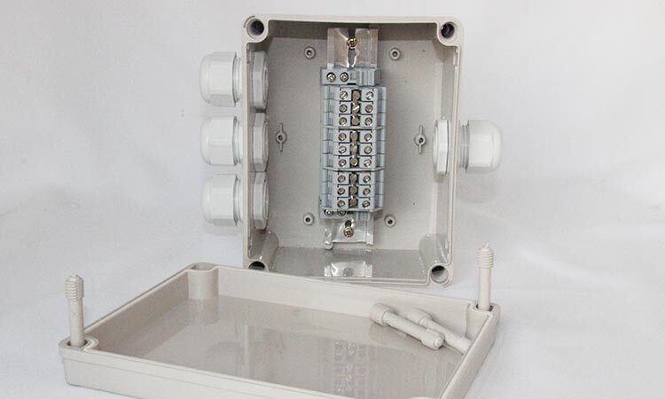 One-in-three-out waterproof junction box with terminal large current terminal box wire box sorting wire box 6 flat 10 flat 16 flat