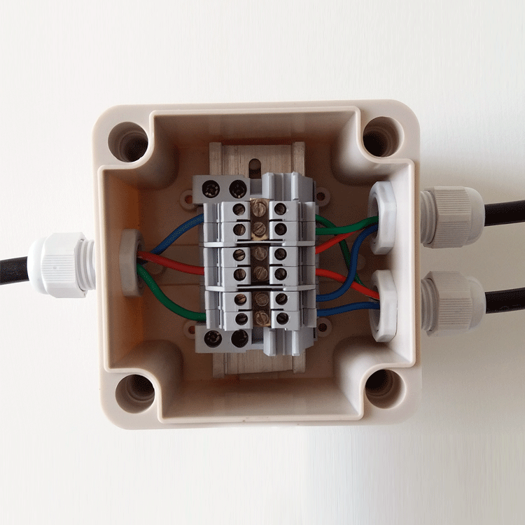 One in two out waterproof junction box with 6 bit terminal outdoor wire division box binary out photovoltaic flow box