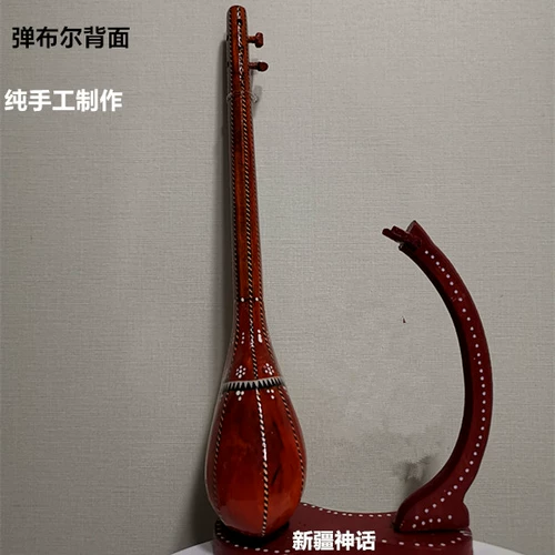 Синьцзян национальный музыкальный инструмент играет ловятный ручной