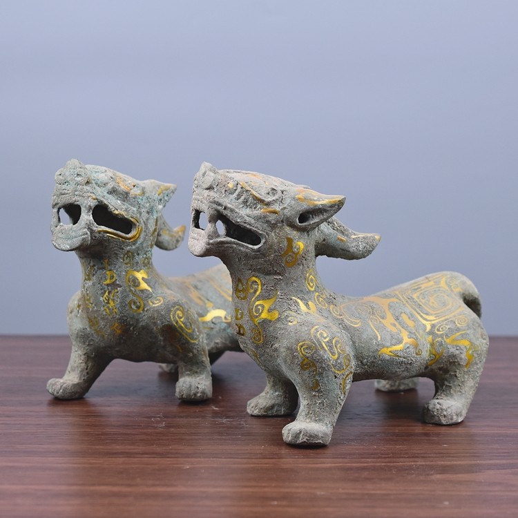 Beijing Antique Bronze Machine Wrong Golden Fengshui Kirin Beast A pair of Antique Play Collection High-end Soft Decoration