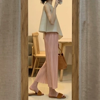 Белая футболка без рукавов, розовые штаны