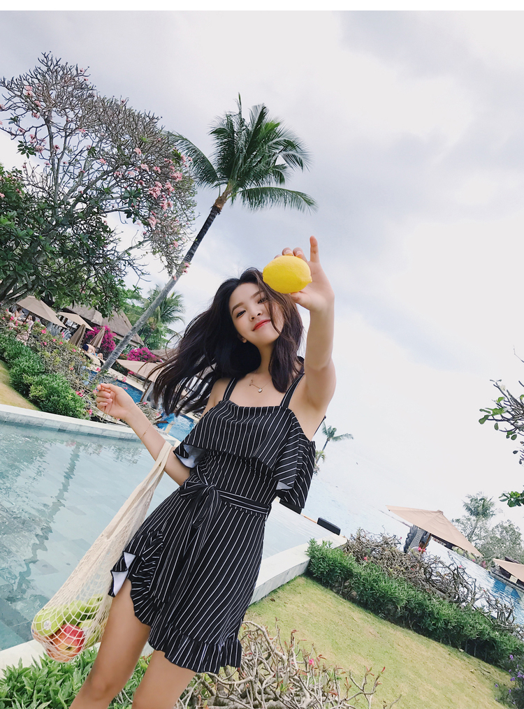 Áo tắm nữ một mảnh 2018 mới mùa xuân nóng bỏng phần phẳng góc bảo thủ che thịt thời trang Hàn Quốc sinh viên thon thả gợi cảm - Bộ đồ bơi One Piece váy bơi liền thân