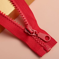 Красный длиной 70 см, 10 полосок.