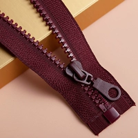 Бордовый длиной 70 см, 10 полосок.