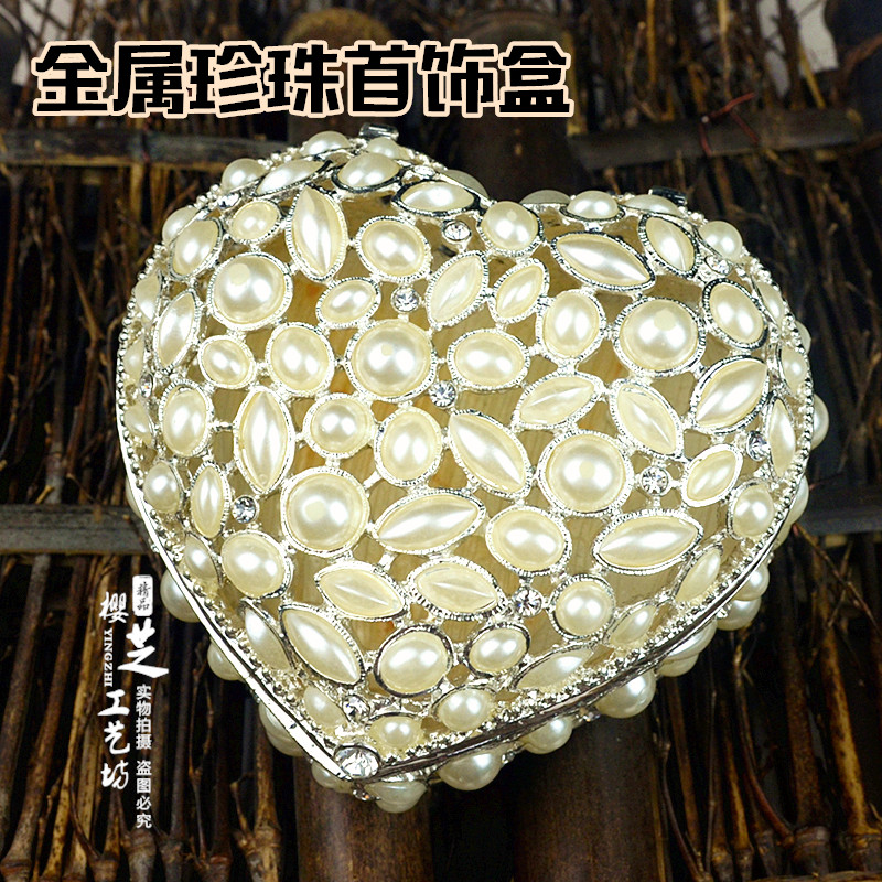Retro Pearl Ornament Box Palace Imperial Wind First Decorated Box Heart-shaped Hollowed-out Xinjiang Tourist Memorial Metal Box Inlaid Diamond Jewelry