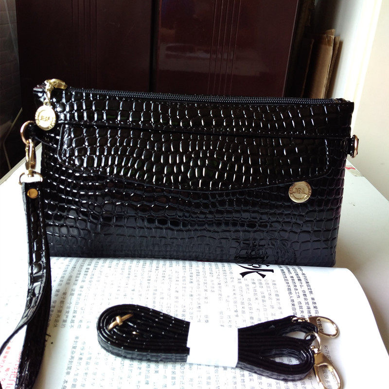 2019 new ladies thin crocodile tattoo leather hand grab bag envelope with single shoulder inclined cross large capacity mobile phone bag tide