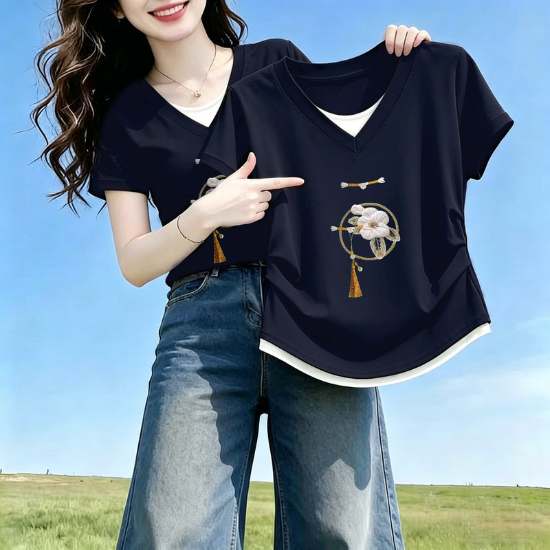Designed V-Neck Short-Sleeve T-Shirt for Women with a Fake Two-Piece Splicing, Summer Wear That Makes You Look Younger, Stylish, Waist-Cinching, Slimming, and Suitable as a Base Layer