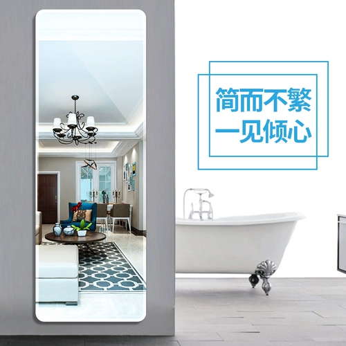 Стеной зеркальной пасты с зеркалом