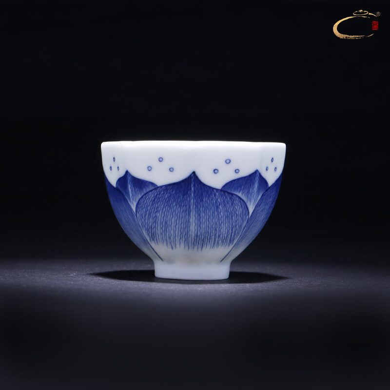 Jingdezhen blue and white net lotus and auspicious pure manual master cup eight square cup kung fu tea cup hand - made sample tea cup