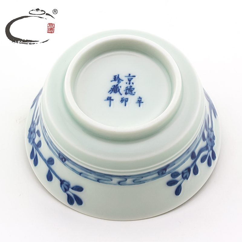 Jingdezhen blue and white the fallen petal sentient beings and auspicious cup hand - made ceramic sample tea cup kung fu tea cup to use single CPU