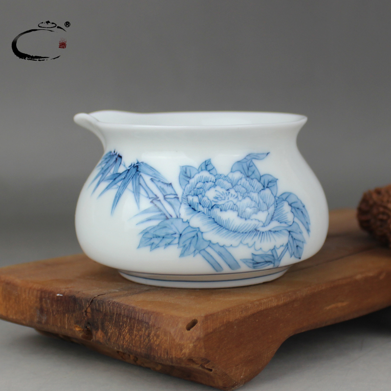 Fair and auspicious jingdezhen hand - made thickening heat - resistant cup kung fu tea sets and tea cup in hand ceramic points tea sea