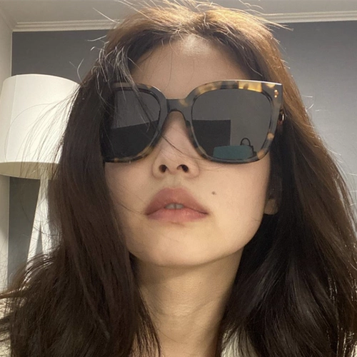 Белые квадратные солнцезащитные очки на солнечной энергии, популярно в интернете, изысканный стиль