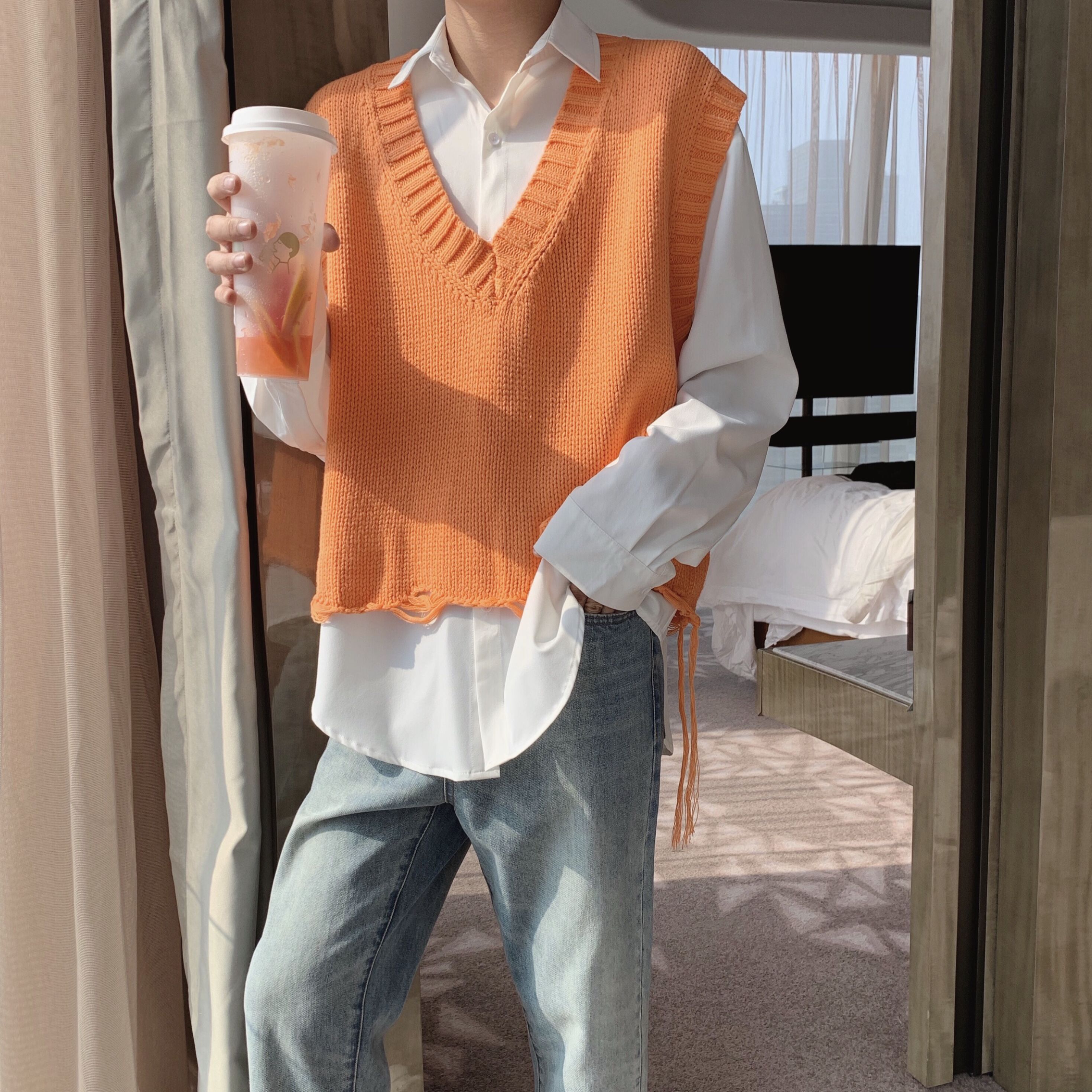 A tea and Agu autumn short section broken edge knitted vest men's Korean version temperament V-neck sleeveless sweater vest