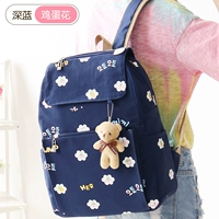 Цветок с темно -синим куриным яйцом