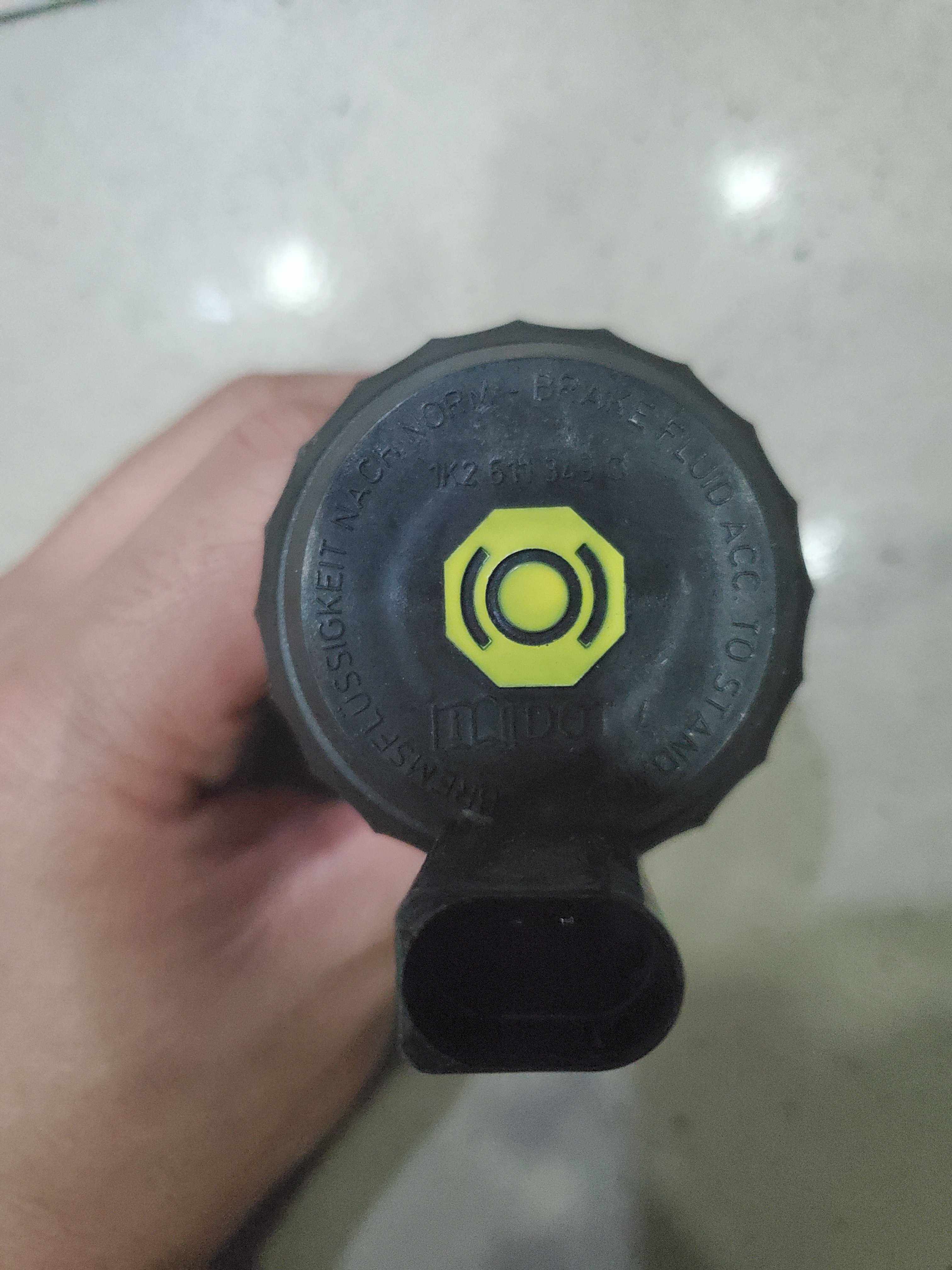 Touran Sagitar CC New Passat Magotan Tiguan Octavia Hao Rui brake oil cup cover brake oil pot cover sensor