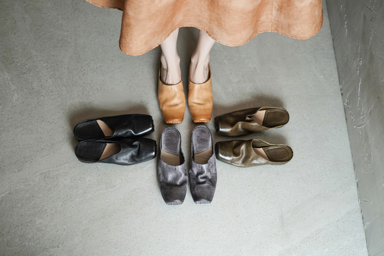 High-Quality Washed Horse Leather Version with Distressed Pig Nose Design, Handmade in Chengdu, Genuine Leather Women's Slip-On Clogs with Closed Toe