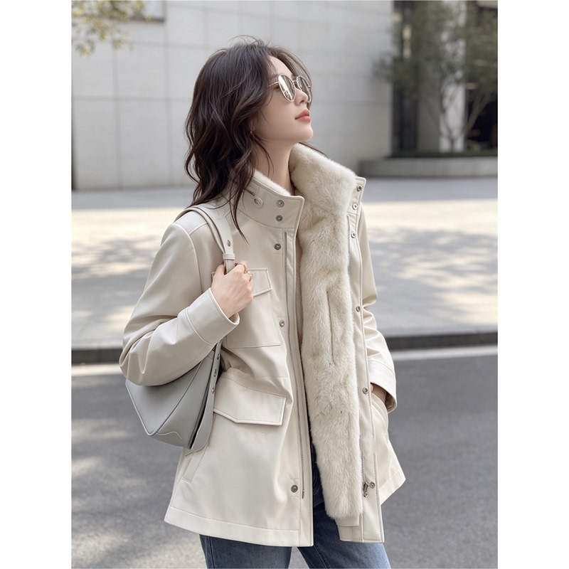 Korean-Style Cream-Colored Turtleneck Jacket for Women, 2026 Winter New Thickened Off-White Slimming Waist-Cinching Outdoor Commuting Top