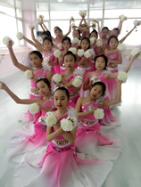 The Dai ethnic group served with little lotus and children played the dream nestle dance costumes Dai ethnic fish tail nepotism big hem skirt