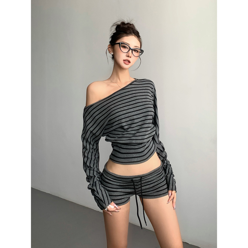 Amazon European and American Style Casual Outfit Sexy Off-Shoulder Striped Waist-Cinching Long-Sleeve T-Shirt + Simple Basic Shorts Amazon European and American Style Casual Outfit Sexy Off-Shoulder Striped Waist-Cinching Long-Sleeve T-Shirt + Simple Basic Shorts