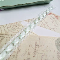 Около 1,6 см шириной в начале лета зеленый