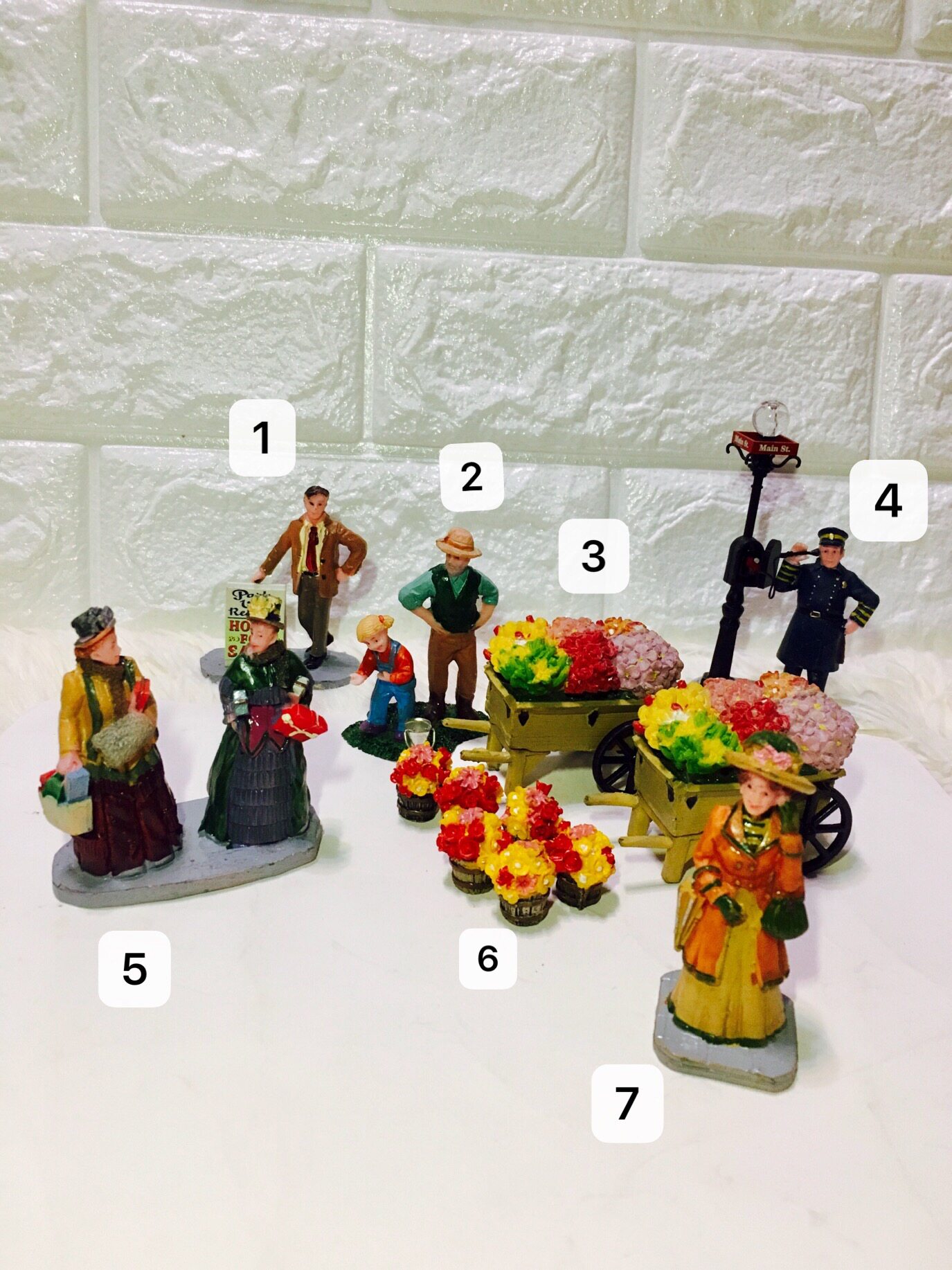 Downtown flowers stall car father-in-law Guido rental building phone kiosk to call resin microminiature view