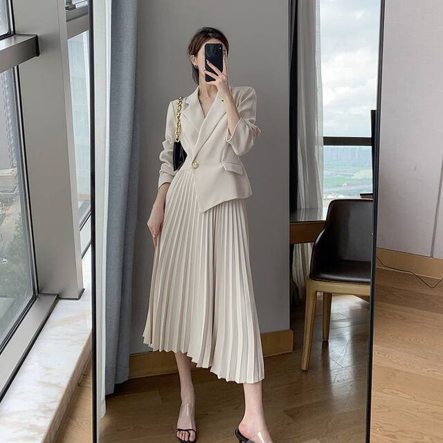 Large size fat mm fake two-piece dress 2023 spring new suit collar temperament goddess fan long-sleeved pleated skirt